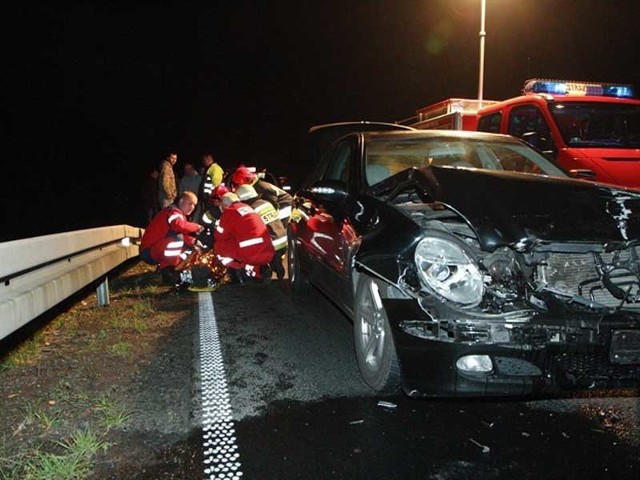 W Podczelu zderzył się mercedes z volkswagenem.