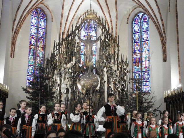 W niedzielę w Katedrze odbył się wyjątkowy koncert kolęd i pastorałek łomżyńskiej Filharmonii Kameralnej. Na scenie pojawili się soliści i chóry z Łomży, ale i Ci, którzy z Łomży pochodzą: Marika, Jula czy Adam Kalinowski.