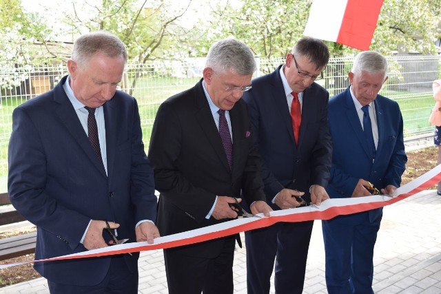 Symboliczne otwarcie ośrodka, od lewej: starosta Marian Niemirski, marszałek Senatu Stanisław Karczewski, wójt Potworowa Marek Klimek i dyrektor ośrodka Jan Wiesław Stępień.