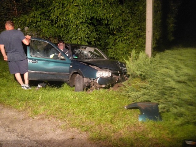 29-letni mieszkaniec gminy Kamiennik, kierujący volkswagenem golfem, stracił panowanie nad samochodem i uderzył w słup telekomunikacyjny w Szklarach. Okazało się, że miał w organizmie prawie 1,5 promila alkoholu. Nietrzeźwy był również pasażer golfa. Obaj trafili do szpitala. Policjanci zatrzymali prawo jazdy 29-latka. Odpowie on za jazdę pod wpływem alkoholu i spowodowanie wypadku. Doszło do niego we wtorek około godz. 20.30 w Szklarach (powiat nyski).