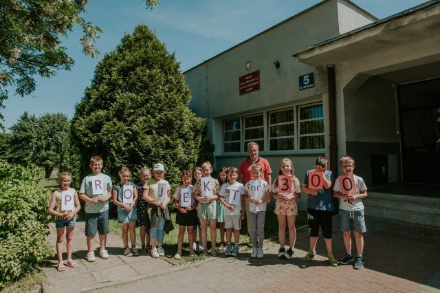 - Głosujcie na projekt numer 300 - na budowę placu zabaw na Południu - mówią uczniowie szkoły podstawowej numer 21.