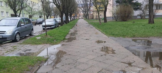 Po każdym deszczu na chodniku tworzą się kałuże, a płyty chodnikowe na Miłej są w wielu miejscach połamane.