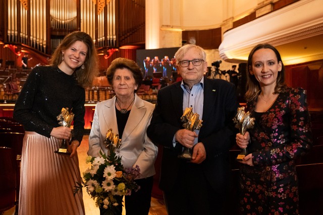 Nagrodzeni otrzymali statuetki autorstwa prof. Adama Myjaka.