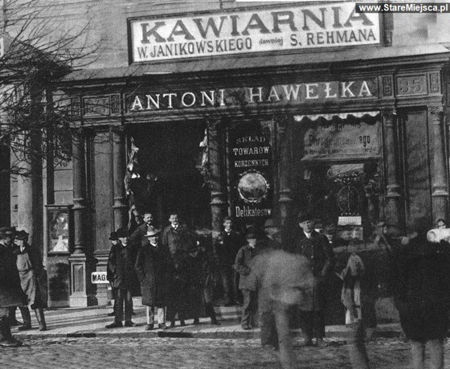 Rok 1913. Wejście do sklepu Antoniego Hawełki. Fotografia Ignacego Kriegera