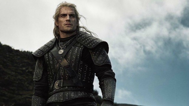 Geralt w serialu Netflix. Jako chłopiec został zabrany przez jednego z wiedźminów do Wiedźmińskiego Siedliszcza – Kaer Morhen. Po przebyciu licznych mutacji podczas Próby Traw i Zmian, uzyskał praktycznie nadludzkie możliwości fizyczne i psychiczne. Wyruszył na szlak, by chronić ludzi przed bestiami