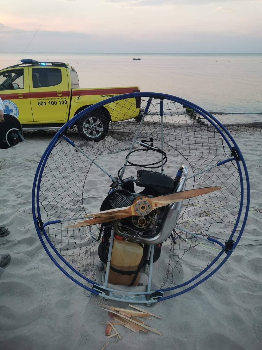 Wypadek na plaży w Chłopach. Paralotnia raniła kobietę [zdjęcia]