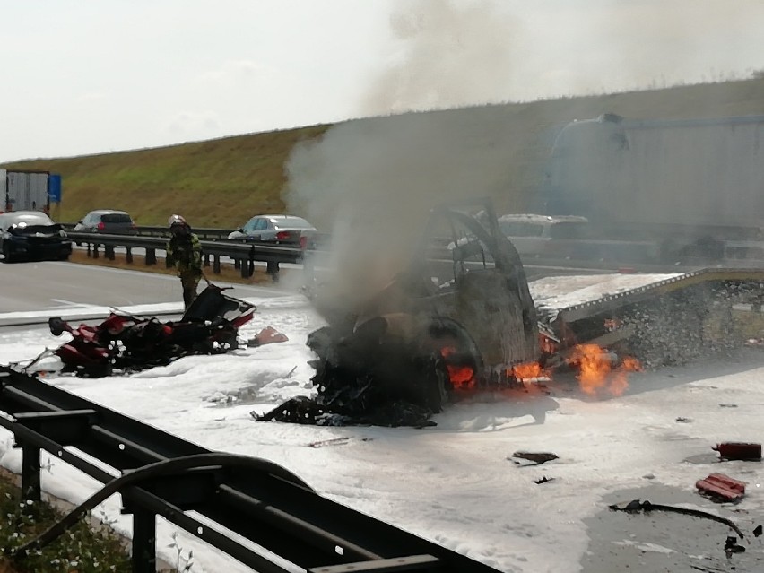 Wypadek na A4. Autostrada zablokowana. Laweta stanęła w ogniu