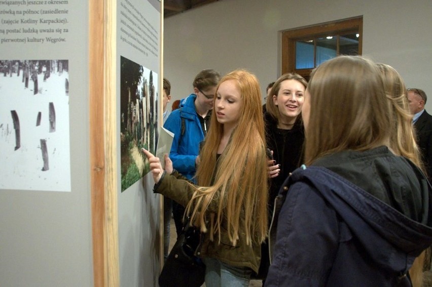 Młodzież oglądała wystawę z zainteresowaniem.