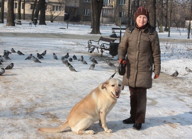 - Jak tylko mam okazję zawsze sypnę ptakom trochę okruchów &#8211; mówi Wiesława Hołojska, którą spotkaliśmy w radomskim parku imienia Tadeusza Kościuszki.