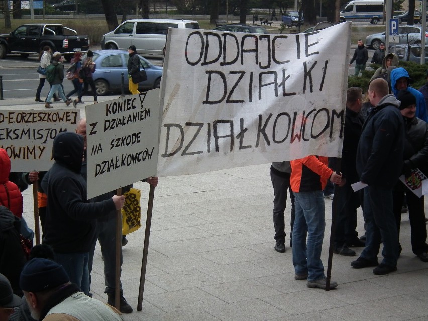Protest działkowców przed urzędem