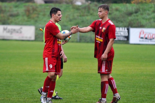 Michał Bienias (nr 9) bardzo groźnie uderzał w Głuchołazach z rzutów wolnych. Jeden z nich zapewnił Małejpanwi trzy punkty.