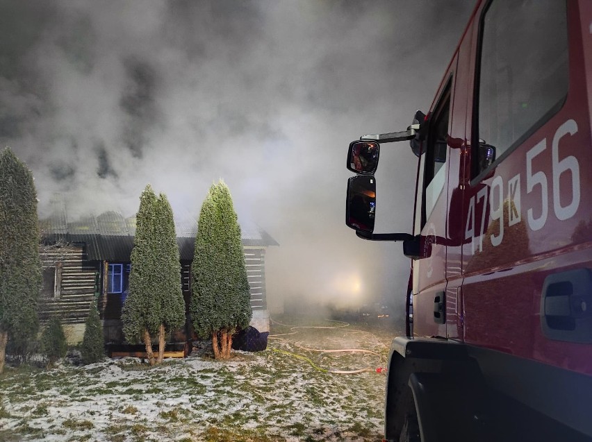 Pożar w Krzczonowie pod Myślenicami. Strażacy gasili drewniany dom [ZDJĘCIA]