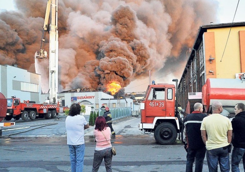 40 zastępów straży pożarnej i 200 ratowników przez ponad 15...