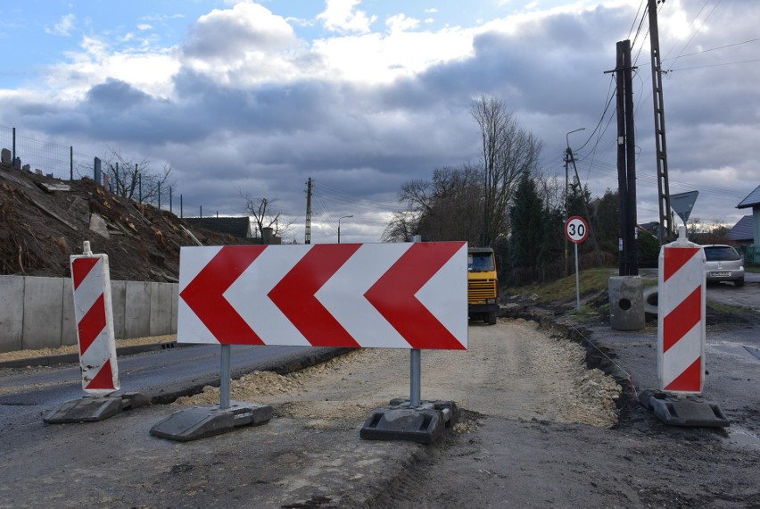 Trwa przebudowa ulicy Raciborskiej w Rogowie i Bełsznicy. Kierowcy muszą liczyć się z utrudnieniami w ruchu ZDJĘCIA