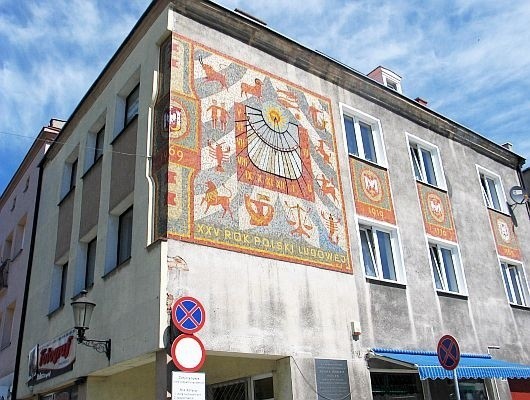 W 1969 r. z inicjatywy towarzystwa, na ścianie domu przy inowrocławskim Rynku wykonano w mozaice widoczny na zdjęciu oryginalny zegar słoneczny z historycznymi herbami