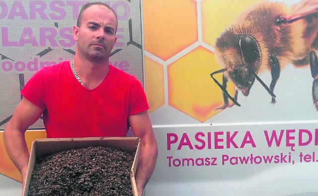 - Zatruto nam wszystkie ule, padły miliony pszczół - pokazuje Tomasz Pawłowski z Kluczborka.
