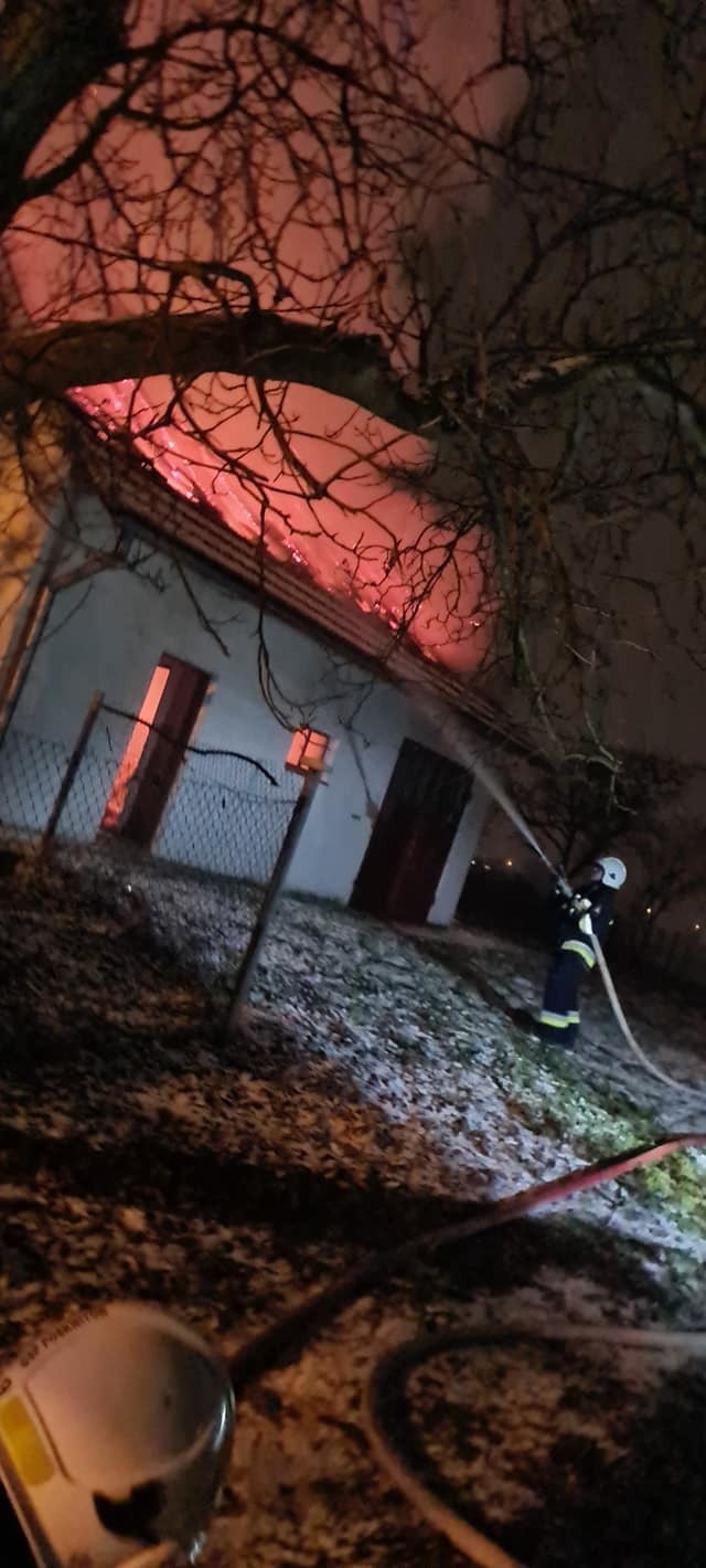 Gmina Słomniki. Pożar budynku gospodarczego. Zagrożony ogniem był dom