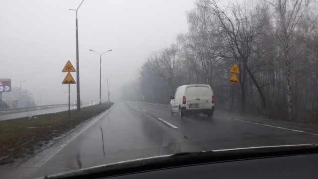 Od Bielska-Białej aż po Katowice na drogach panują bardzo trudne warunki. Przez deszcz jest ślisko, a miejscami tworzy się nawet gołoledź. W Bielsku, Czechowicach i Pszczynie na kierowców czeka również mgła.