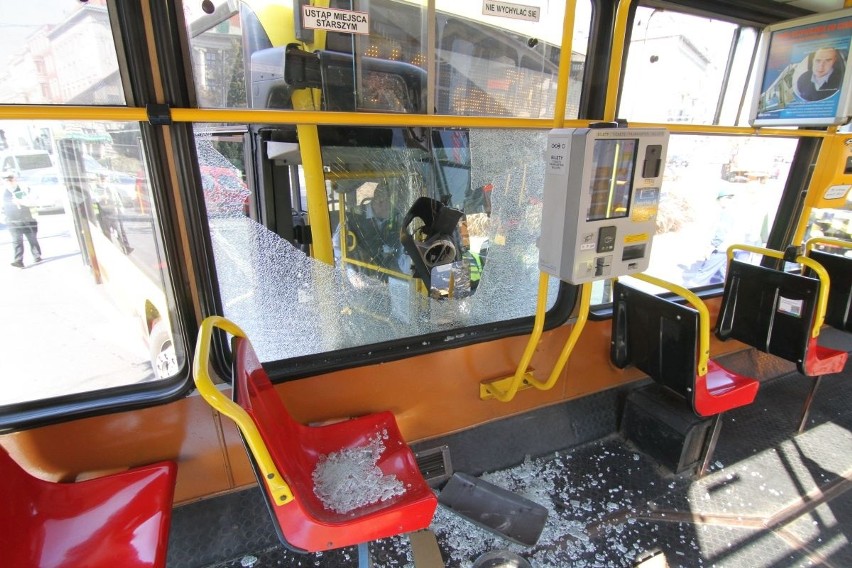 Wypadek na pl. Kościuszki. Autobus MPK wjechał w tramwaj