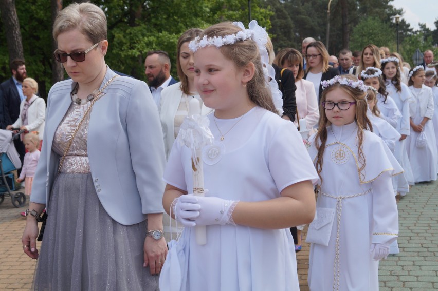 Ostrołęka. Komunia Święta w parafii pw. Zbawiciela Świata...