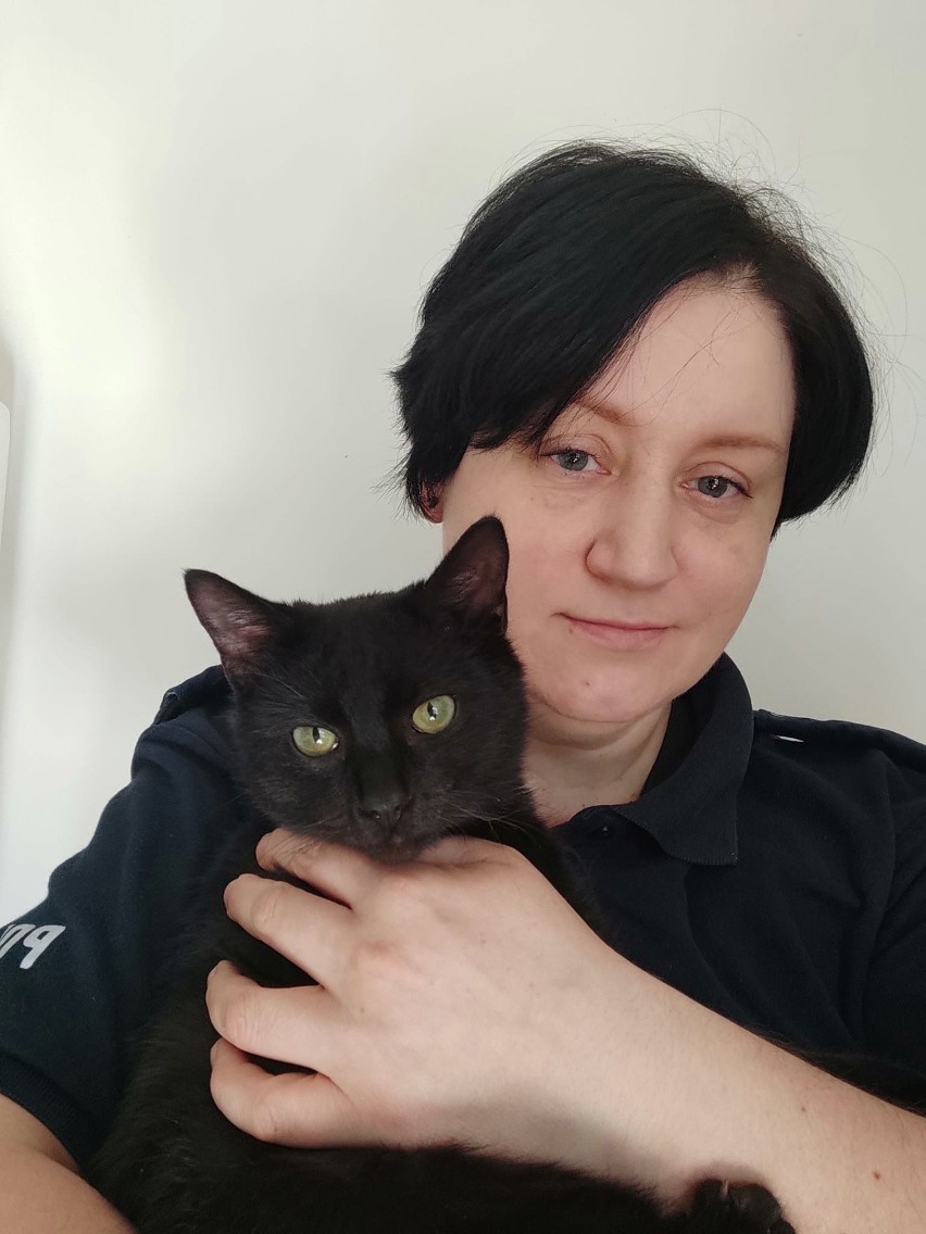Policjantka Małgorzata Hapka z przygarniętym kotkiem.