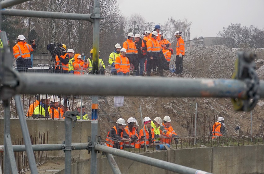Drżąca tunel kolejowy pod Łodzią Faustyna wykonała połowę zadania i wyszła na powierzchnię! ZDJĘCIA, FILM