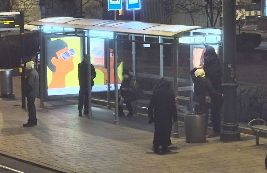 Kraków. Para przyłapana na monitoringu jak kradną tabliczkę "69" na przystanku