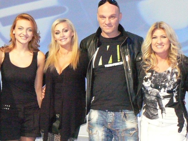 Małgosia Nakonieczna - pierwsza z lewej, wygrała odcinek &quot;Szansy na sukces&rdquo;, kt&oacute;rego gośćmi byli Beata Kozidrak i zesp&oacute;ł Bajm.