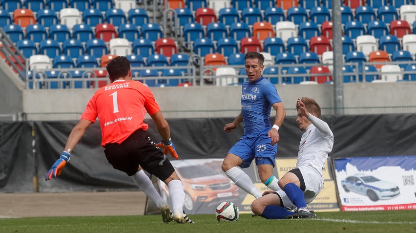 Stal Rzeszów wysoko pokonuje Krapaty Krosno 5:1.