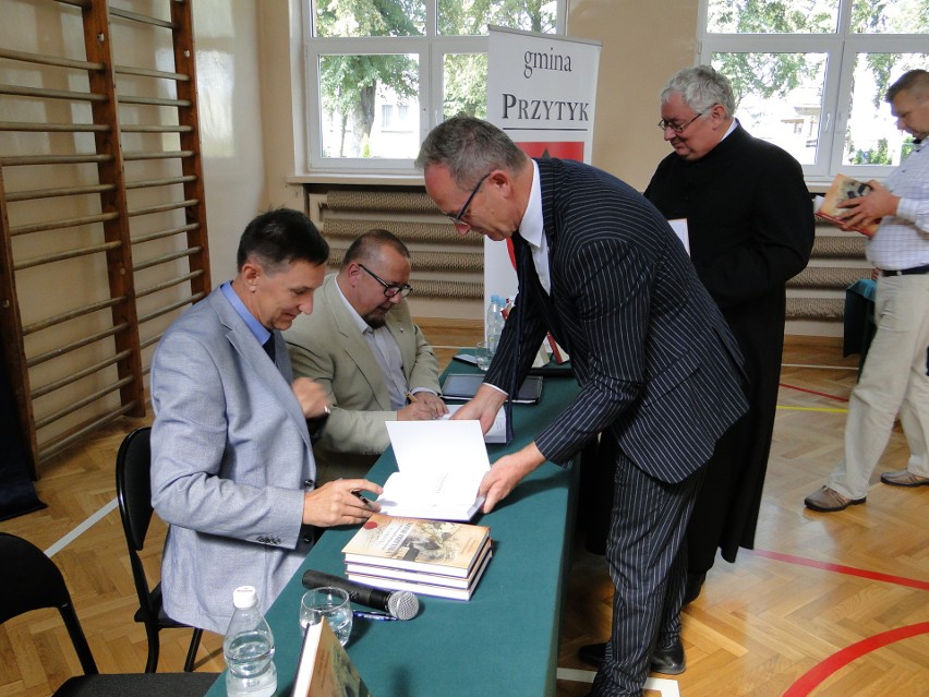 Autorzy książki podpisywali na spotkaniu swą publikację.