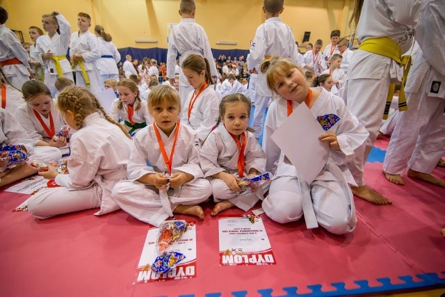 W hali sportowej Szkoły Podstawowej nr 2 w Trzciance odbył się X Mikołajkowy Turniej Kata z udziałem 200 zawodniczek i zawodników z 9 klubów członkowskich związku sportowego World Shotokan Institute - Poland.Po ceremonii otwarcia turnieju przystąpiono do rywalizacji w 20 konkurencjach, które przeprowadzono na 3 tatami. Po rozstrzygnięciu połowy z zaplanowanych konkurencji zarządzono przerwę, podczas której odbył się pokaz technik podstawowych w wykonywanych przez wszystkich uczestników turnieju zarówno zawodników jak i sędziów.Jako, że wszystkie dzieci biorące udział w turnieju zachowywały się grzecznie w hali zawodów pojawił się szybko niespodziewany gość Św. Mikołaj, który ku uciesze najmłodszych szeroką garścią rozdawał cukierki. Także kibice szczególnie zaangażowani w dopingowanie zawodniczek i zawodników mogli w tym dniu liczyć na słodki upominek od Świętego.W drugiej części turnieju do rywalizacji przystąpiły zawodniczki i zawodnicy z kolorowymi pasami. Tutaj poziom rywalizacji był już zdecydowanie wyższy bowiem wśród startujących było wielu medalistów i finalistów zawodów wyższej rangi. Publiczność żywo reagowała na przebieg współzawodnictwa a doping sprzyjał gospodarzom, którzy raz po raz zwyciężali swoje pojedynki. Warto także podkreślić niezwykle sprawną pracę Komisji Sędziowskiej, która tego dnia pracowała bezbłędnie.Po zakończeniu drugiej części zawodów przystąpiono do wręczenia ich uczestnikom okolicznościowych dyplomów oraz pięknych medali specjalnie przygotowanych na turniej mikołajkowy. Każdy z uczestników otrzymał także od organizatorów słodki upominek tak, aby nikt do domu nie wracał z pustymi rękoma. Następnie przystąpiono do dekoracji zwycięzców poszczególnych konkurencji. Puchary ufundowane z dotacji otrzymanej z Urzędu Miasta w Trzciance wręczył zawodniczkom i zawodnikom Burmistrz Trzcianki Pan Krzysztof Jaworski, który zaskoczony był rozmachem organizacyjnym oraz frekwencją podczas zawodów.Klub Karate Shotokan w Czarnkowie (42 pkt.), który wyprzedził Klub Karate Tradycyjnego z Wałcza (38 pkt.) oraz Trzcianecki Klub Karate (34 pkt.). Wśród wałeckich zawodniczek i zawodników najlepiej zaprezentowali się zdobywcy I m-ca w poszczególnych konkurencjach: Lena Michalska, Jan Pachciarz, Anastazja Kiwertz, Wiktoria Dąbkiewicz, Cyprian Zimniak,  Kinga Siedlecka oraz Jakub Adamcewicz.Zobacz także Magazyn Sportowy GK24 03.12.2018