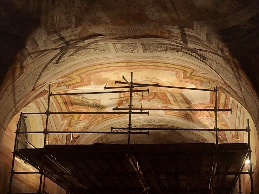 Renowacja fresków i polichromii wewnątrz klasztoru
