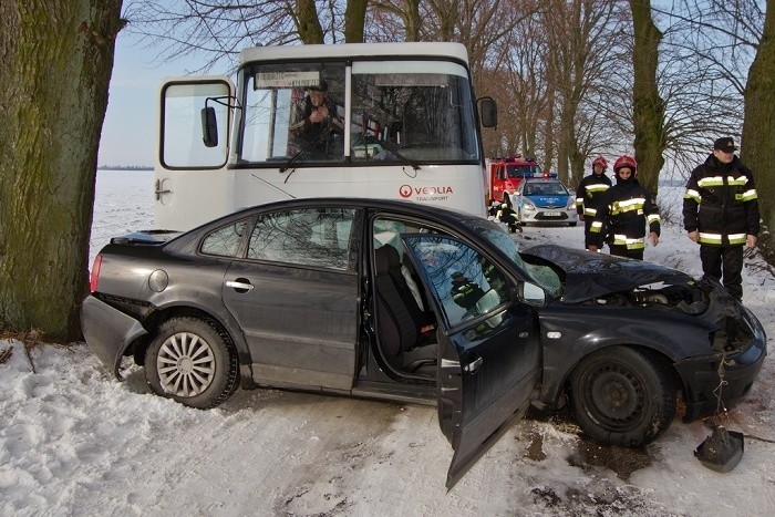 Wypadek. Na oblodzonej jezdni autobus uderzył w volkswagena