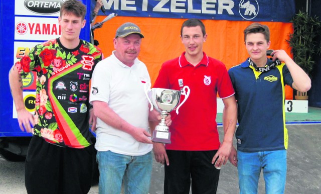 Drużyna KTM Novi Korona Kielce - od lewej Paweł Szymkowski, prezes klubu Ryszard Bracik, Adam Tomiczek i Maciej Giemza. 