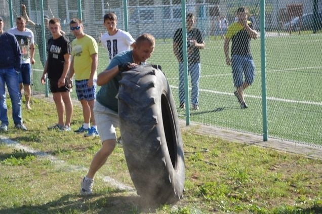 Jednym z zadań było toczenie...ogromnej opony.