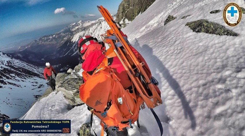 Tatry. Taternik odpadł od ściany. Na pomoc poleciał śmigłowiec TOPR [ZDJĘCIA]