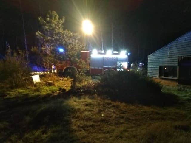 Pożar budynku pod Wrocławiem. 8 zastępów straży w akcji [ZDJĘCIA]