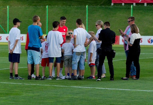 Robert Lewandowski cierpliwie rozdawał autografy