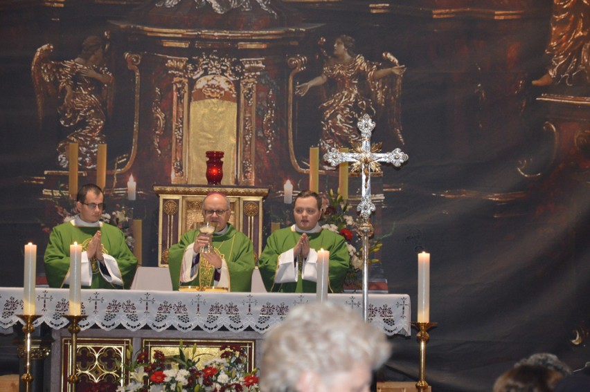 Biskup zaprosił wszystkich uczestników niedzielnej liturgii...