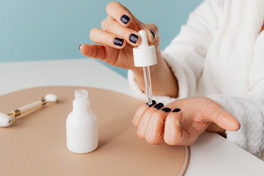 Twój manicure hybrydowy utrzyma się dłużej, jeśli unikniesz...