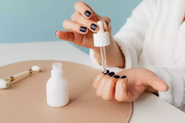 Twój manicure hybrydowy utrzyma się dłużej, jeśli unikniesz błędów w tracie jego wykonywania i pielęgnacji paznokci.