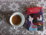 Książka na weekend: „Sztuczny miód”. Opowieść ze Śląska, której akcja dzieje się na początku lat 80. w Katowicach