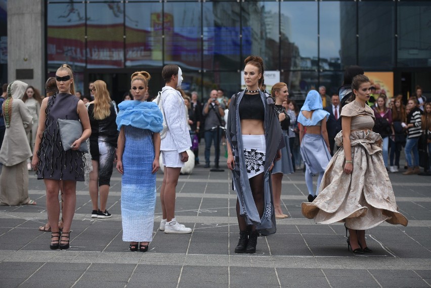 Pokaz mody przed Galerią Katowicką