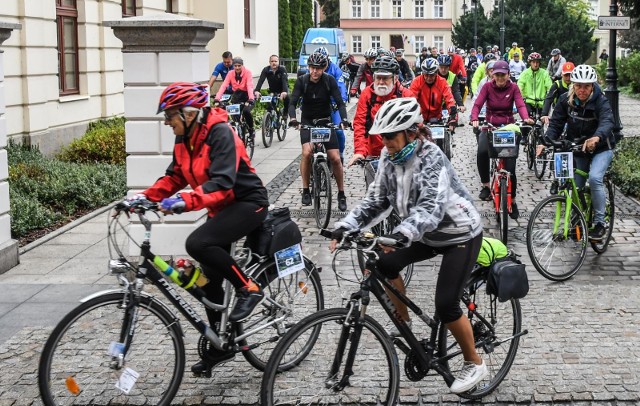 Rowerzyści z 23 polskich miast biorą udział w rywalizacji o Puchar Rowerowej Stolicy Polski. Inicjatorem i organizatorem tej nowej inicjatywy jest Miasto Bydgoszcz. Po pięciu dniach rywalizacji Metropolia Bydgoszcz znajdowała się na 6. miejscu w rankingu miast. Początkowym liderem rywalizacji o Puchar Rowerowej Stolicy Polski była Nowa Sól. Mieszkańcy wzięli się ostro za pedałowanie, pozostawiając resztę miast daleko w tyle. Miasto Bydgszcz zaprosiło wszystkich mieszkańców do wspólnej przejażdżki rowerowej, która odbyła się w niedzielę 8 września. Rowerowy rajd na dystansie 70 km do Koronowa rozpoczął się o godz. 10 ze Starego Rynku. Uczestnicy otrzymali numer startowy, szprychówkę, ubezpieczenie oraz bon na posiłek do zrealizowania w Tazbirowie - gdzie zaplanowano finisz rajdu.  Tam odbyło się ognisko. To nie ostatnia taka inicjatywa w ramach rowerowej rywalizacji. Kolejne przejazdy rowerowe odbędą się:• 15 września (Bydgoszcz-Nakło-Bydgoszcz)• 22 września (Bydgoszcz-Borówno-Bydgoszcz)• 29 września (Bydgoszcz-Ostromecko-Bydgoszcz).Zapraszamy do obejrzenia zdjęć z niedzielnego rozpoczęcia rowerowego rajdu >>>Warto wiedzieć:Miasta biorące udział w rywalizacji będą walczyć o puchar Rowerowej Stolicy Polski. Puchar ma charakter przechodni, co oznacza, że zwycięskie miasto otrzyma go tylko na rok. Dopiero w przypadku wygranej trzy razy z rzędu miasto otrzyma statuetkę na stałe. Przez cały miesiąc każdy przejechany kilometr z włączoną aplikacją, będzie się liczył w rywalizacji miast. Smaki Kujaw i Pomorza 3