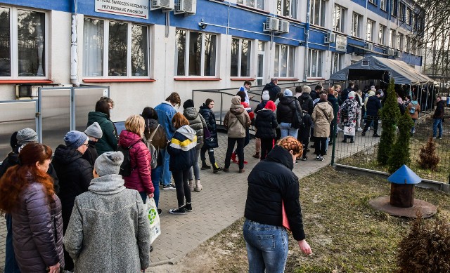 Pierwszy dzień działalności Miejskiego Centrum Obsługi Uchodźców z Ukrainy - legalizowanie tymczasowego pobytu