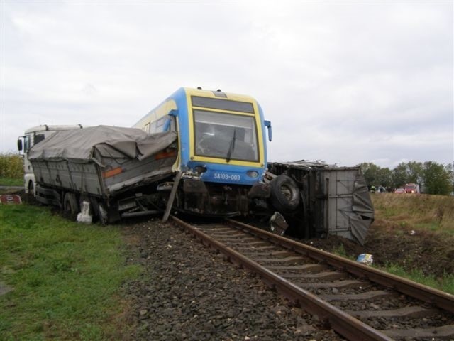 Ciężarówka wjechała pod szynobus.