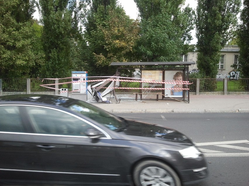 Samochód wjechał w przystanek przy Borowskiej. Jedna osoba poszkodowana (ZDJĘCIA)