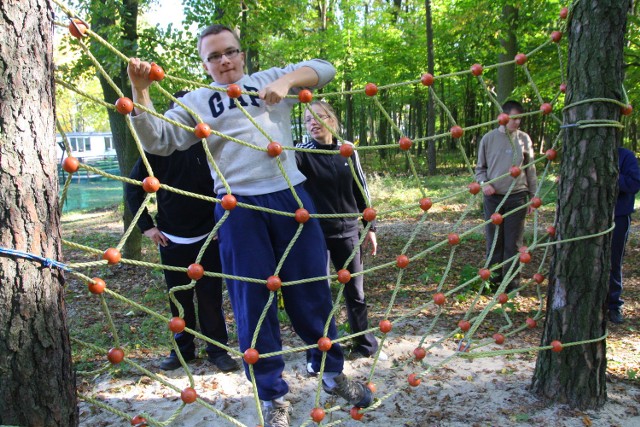 Zajęcia terapeutyczne w „ogrodzie zmysłów” w Kup.