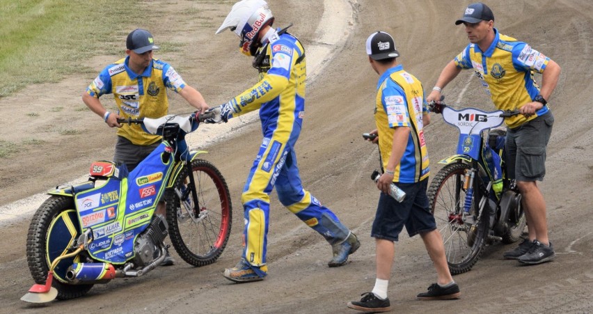 Przemysław Pawlicki (Stal) zmienia motocykl. 16 lipca...