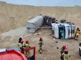 Groźny wypadek w Dąbrowie Górniczej. Ciężarówka przewróciła się w trakcie rozładunku. Kierowca został poszkodowany 